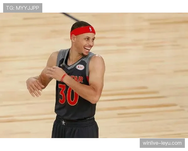 看到斯蒂芬·库里家那张餐桌，我端泡面的手都开始发抖